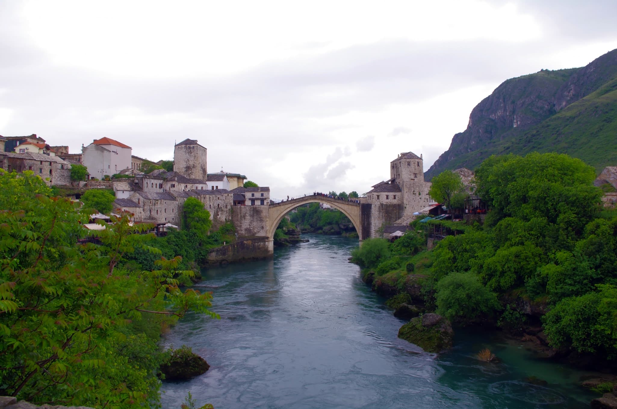 Saraybosna mostar köprüsünde çekilmiş bir fotoğraf.