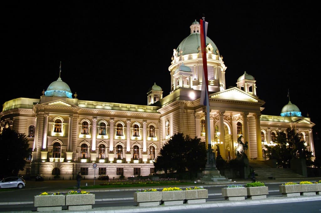 Sırbistan Belgrad'da gece çekilmiş bir bina fotoğrafı.