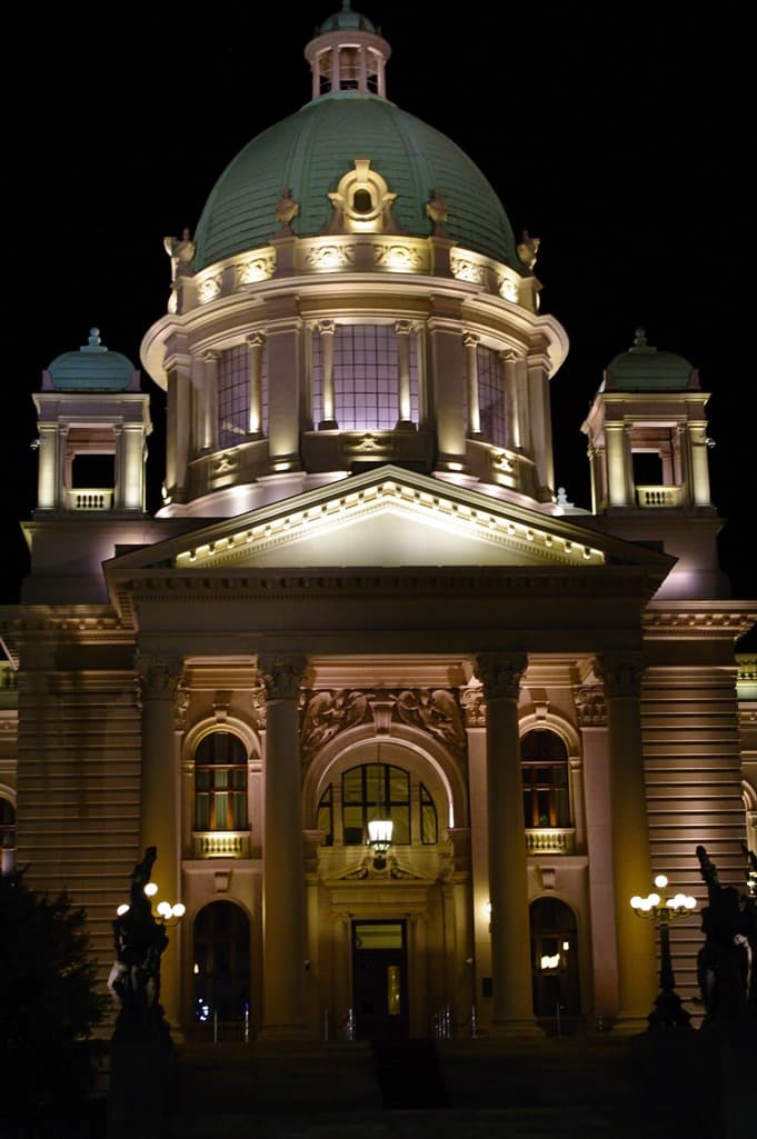 Sırbistan Belgrad'da gece çekilmiş bir bina fotoğrafı.